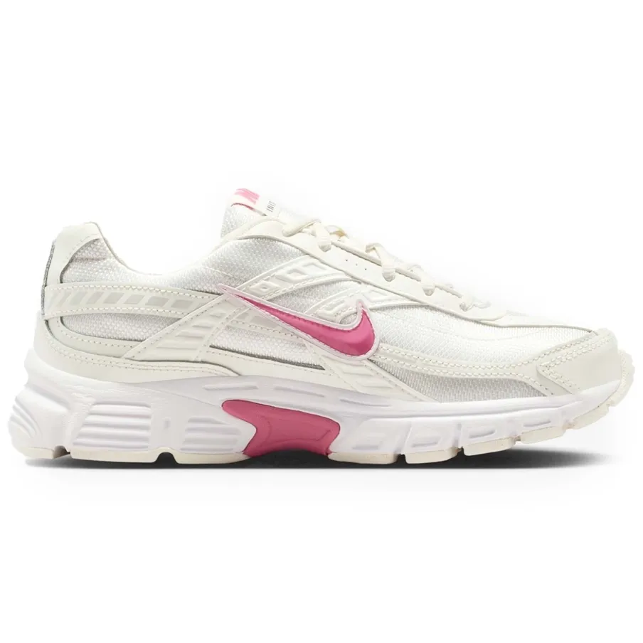 Tênis Nike Initiator feminino branco mostrando lateral com logo Nike e detalhes em rosa